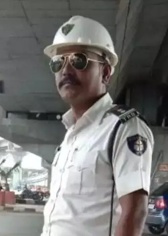E कमाई से मोबाइल लेने की चाहत में यह लड़का सूरत में 10 किलोमीटर तक पैदल भटका