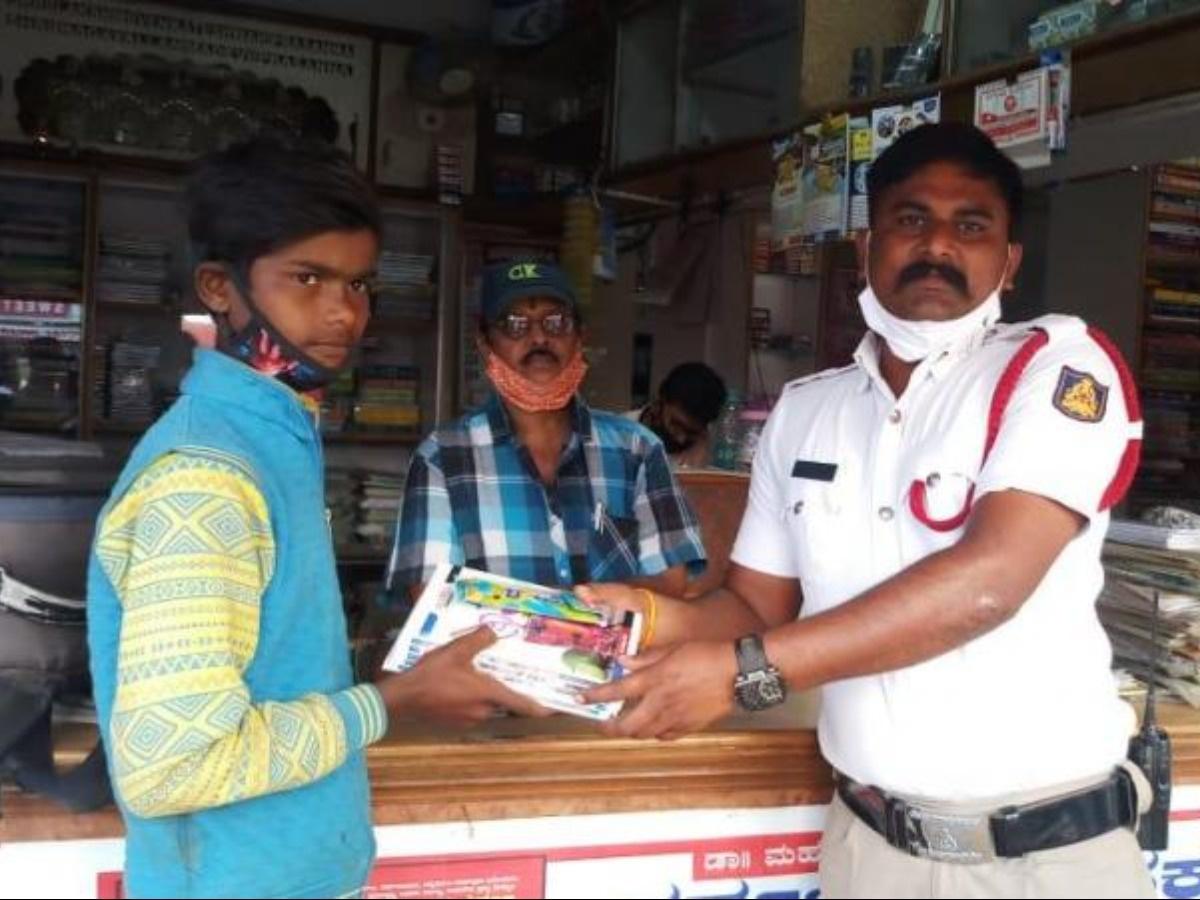 नोटबुक खरीदने के लिए झालर बेच रहा था मासूम बच्चा, पुलिस वाले को पता चली तो किताब, नोटबुक और पेन दिलाई
