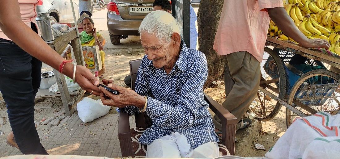 'बाबा के ढाबा' के बाद फरीदाबाद के ‘छंगा बाबा’ का वीडियो वायरल, लोगों ने पहुंचाए 60 हज़ार रुपये