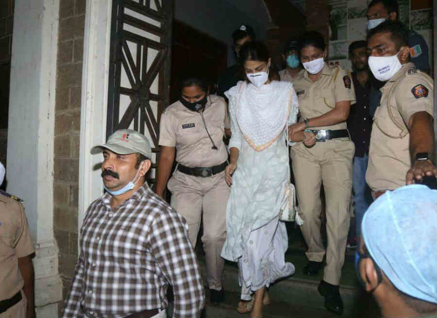सुशांत केस: रिया चक्रवर्ती और शौविक को हो सकती है 10 साल की जेल