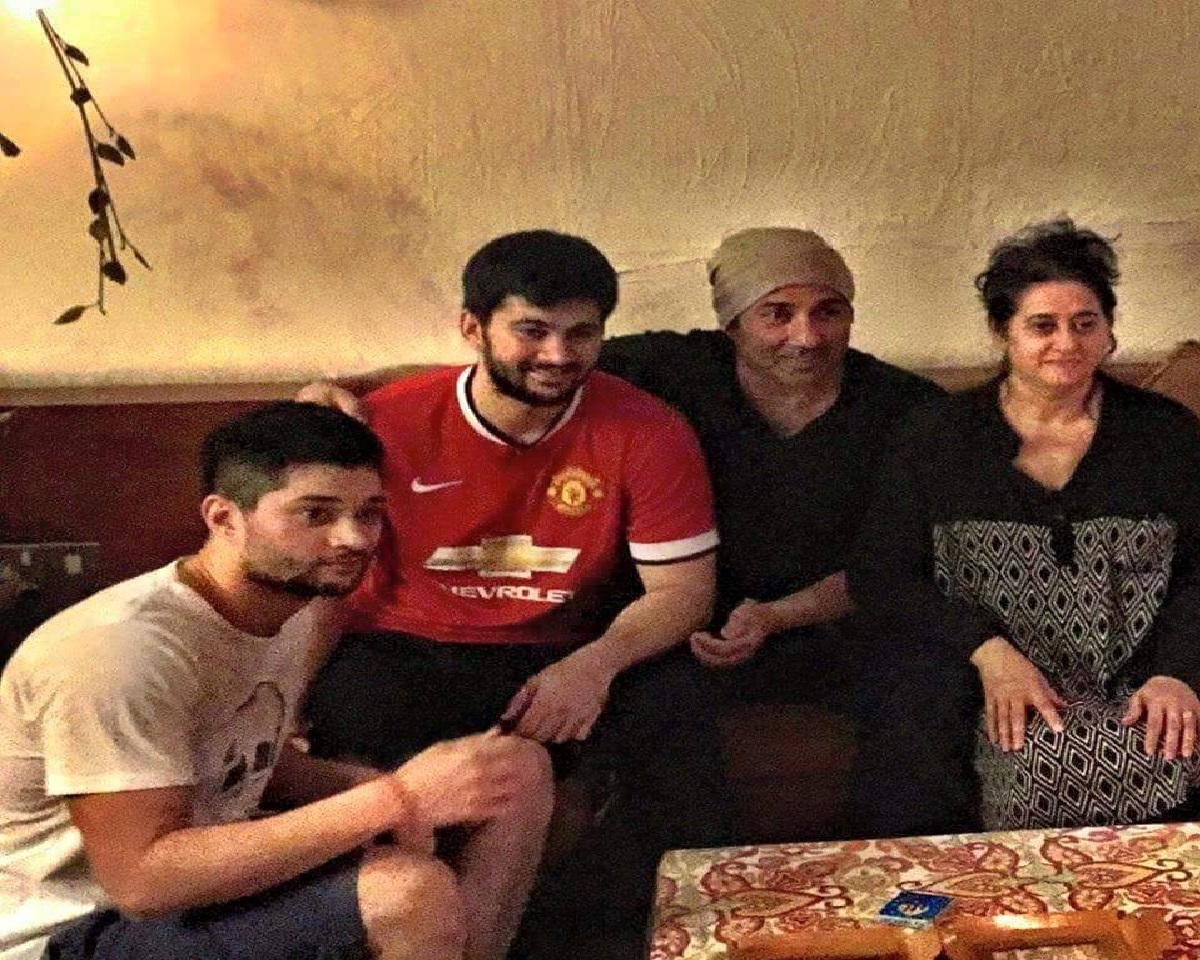 मीडिया और लाइमलाइट से दूर रहती हैं सनी देओल की पत्नी, दिखने में हैं बेहद खुबसुरत
