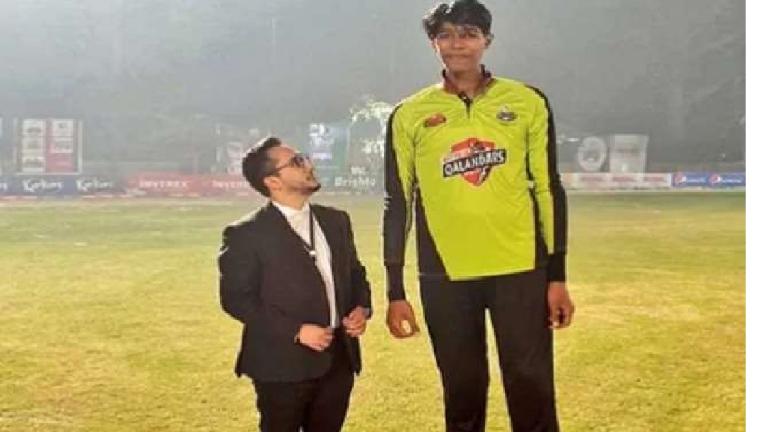 पाकिस्तान टीम से खेलेगा सबसे लंबा क्रिकेटर, जूते की साइज़ और लम्बाई जानकर होगी हैरानी