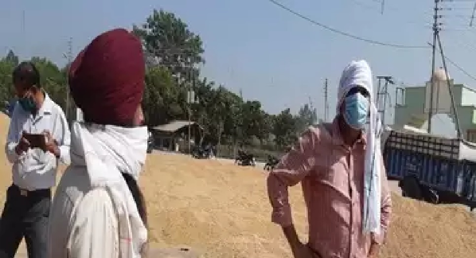 धान बेचने किसान के वेश में केंद्र पर पहुंचे डीएम, मिली थी शिकायत