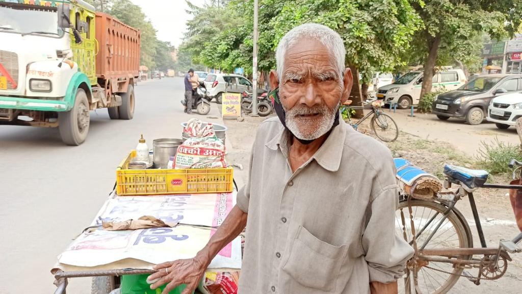 85 की उम्र में फ़रीदाबाद की गलियों में भेलपुरी बेचते हैं यह बुजुर्ग, मदद को आगे आ रहे लोग