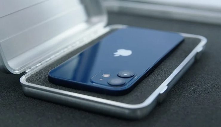जानिए फोन के साथ चार्जर और हेडफोन क्यों नहीं देती है Apple, कंपनी को होता है 50 हजार करोड़ का फायदा