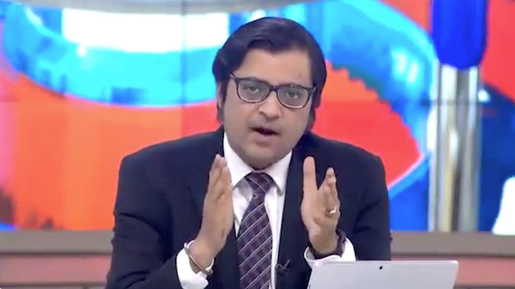 'रिपब्लिक भारत' चैनल पर 'पूछता है भारत' कार्यक्रम में डिबेट के दौरान लाइव शो में प्रोड्यूसर शोएब चौधरी ने अर्नब गोस्वामी को कहा जाहिल