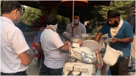 लॉकडाउन में गई नौकरी तो ऑफिस जाने वाली स्कूटी को ही बना दिया ढाबा, अब हो रही इतनी कमाई नहीं करना जॉब