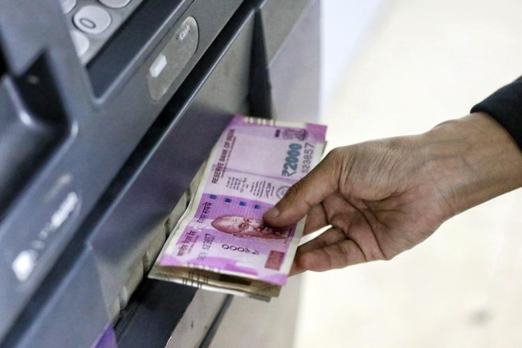 अब एटीएम से 5000 से ज्यादा निकालने पर शुल्क लगाने की तैयारी, होने वाले है ये अहम बदलाव