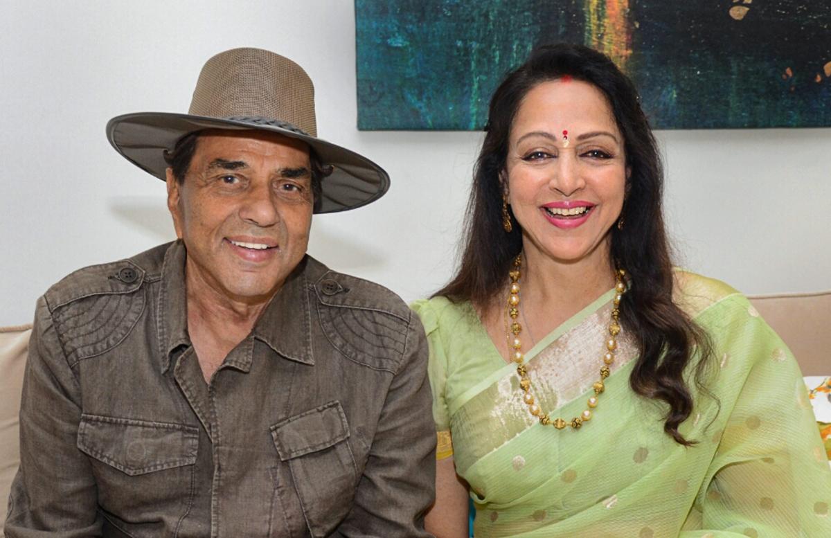 शादी के 42 साल बीतने के बाद भी इस वजह से धर्मेन्द्र के घर आज तक नहीं गई हेमा मालिनी