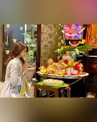 दुर्गा अष्टमी पर शिल्पा शेट्टी ने कन्याओं के धोए पैर, फिर आरती उतार कराया भोज