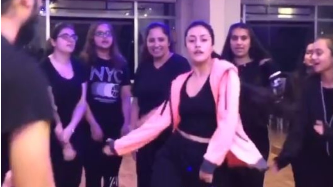 बुर्ज खलीफा पर चहल की मंगेतर धनश्री वर्मा ने दुबई में लगाए ठुमके, करोड़ो लोगों ने देखा वीडियो