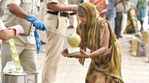 दुर्गा पूजा पर कोई न रहे भूखा, इसलिए कोलकाता का ये Ngo लोगों को खिला रहा खाना