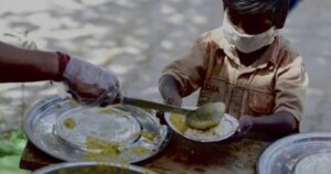 दुर्गा पूजा पर कोई न रहे भूखा, इसलिए कोलकाता का ये Ngo लोगों को खिला रहा खाना