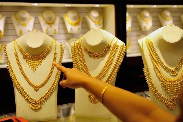 Gold Prices Today: सोने के भाव में लगातार गिरावट, जानिए 1 तोला का भाव