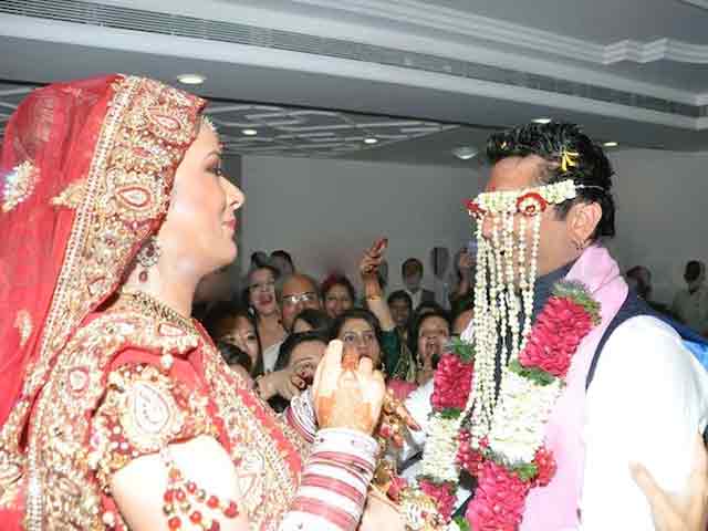 बॉलीवुड के इन सितारों ने सादगी से मंदिर में रचाई थी शादी, एक ने तो की है 3 शादी
