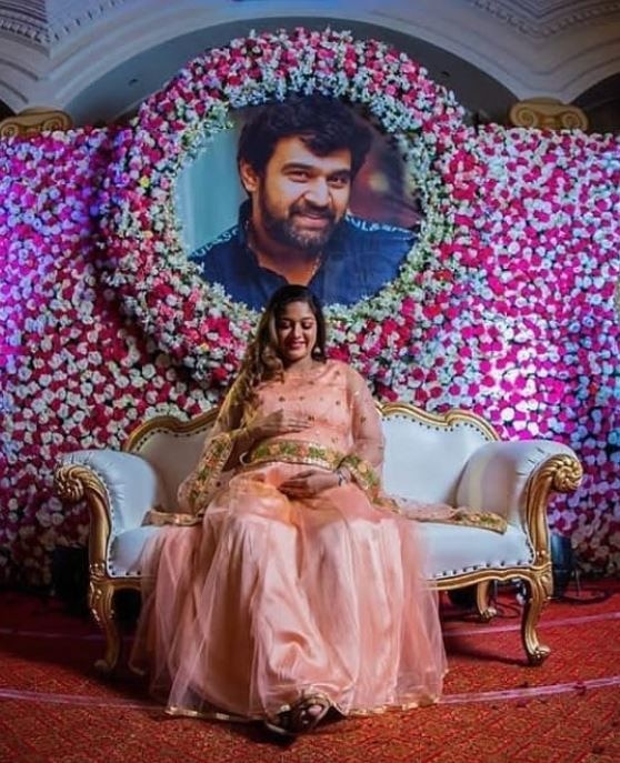 चिरंजीवी की मौत के बाद हुई पत्नी की गोदभराई, तस्वीरें देख छलके सभी के आंसू