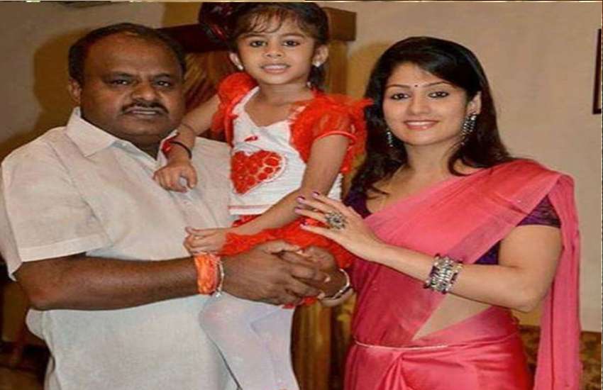 इन बड़े राजनेताओं ने अपने से आधी उम्र की लड़की से की है शादी