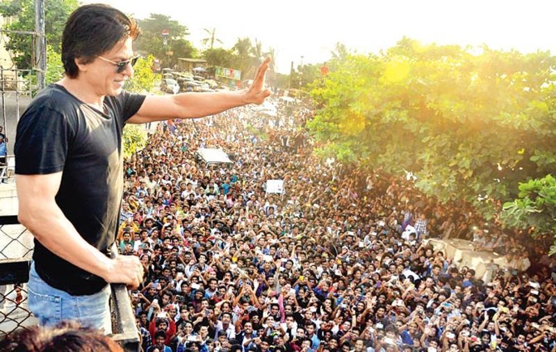 शाहरुख खान से फैन ने पूछा मन्नत बेचने वाले हो क्या? किंग खान ने कहा भाई...