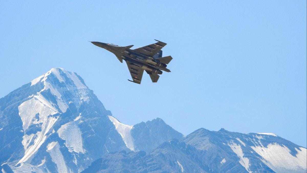 चीन को सबक सिखाने के लिए भारत ने तैयार किए विमान, जानिए कीमत और खासियत