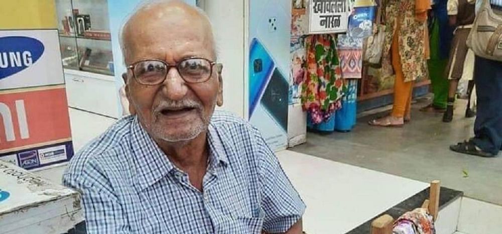 मुंबई के 87 वर्षीय अंकल को है मदद की जरूरत, हाथों से रिसाइकिल बैग बना कर रहे हैं गुजारा