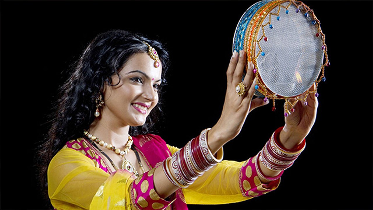करवा चौथ पर चांद की पूजा क्यों करती है सुहागिन महिलाएं, जानिए शुभ मुहूर्त, पुजा विधि और कथा