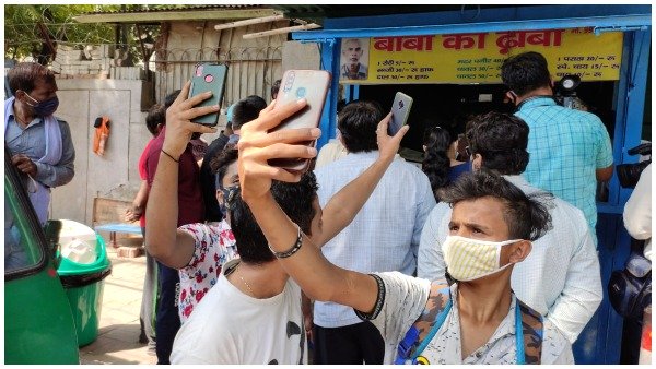 दिल्ली वालों ने दिखाया दिल &Quot;बाबा का ढाबा&Quot; पर लगी मटर पनीर खाने वालों की लम्बी लाइन