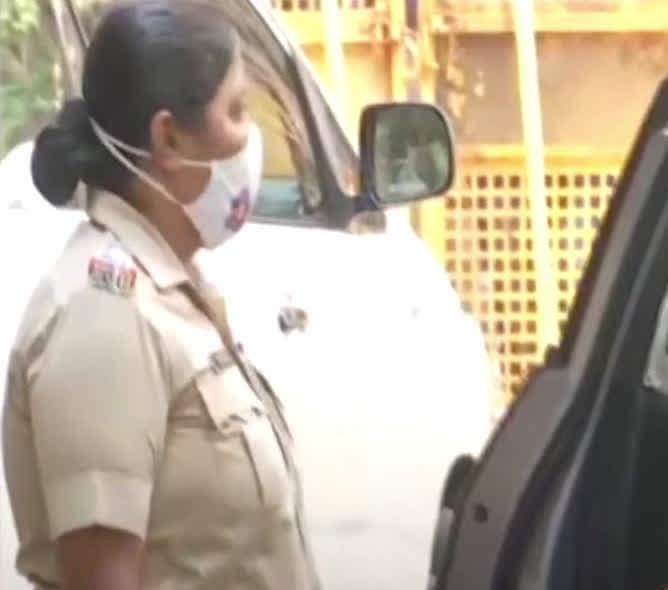 रिया चक्रवर्ती नाम से पुकारे जाने पर भड़की महिला, बीजेपी नेता को थाने में घसीटा
