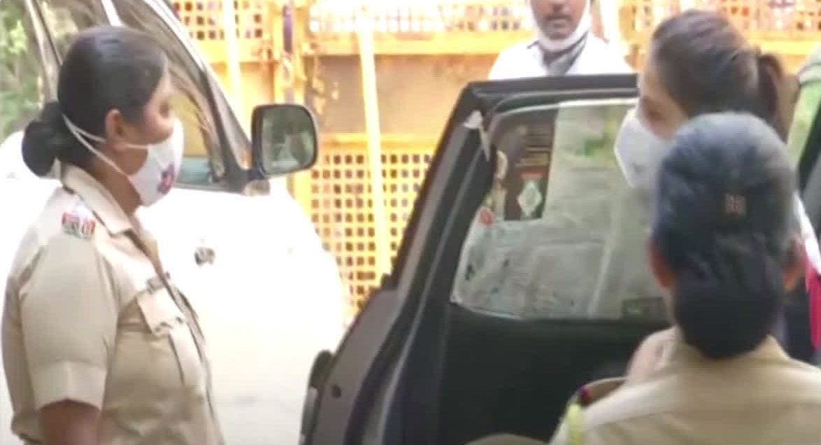 रिया चक्रवर्ती नाम से पुकारे जाने पर भड़की महिला, बीजेपी नेता को थाने में घसीटा