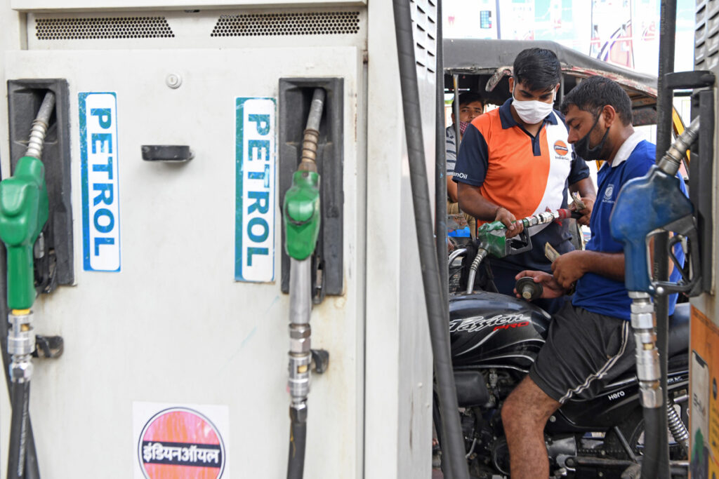 Petrol Diesel Price Today: पेट्रोल और डीजल की कीमत में हुआ बड़ा बदलाव, अब इतने में मिल रहा 1 लीटर