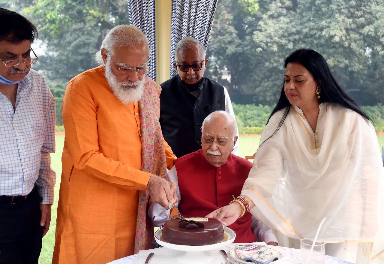 आडवाणी के घर पहुंचे पीएम मोदी और अमित शाह गुलदस्ता भेंट कर जन्मदिन की दी बधाई, देखे तस्वीरें