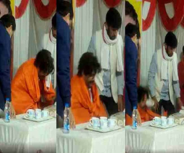 गोरखपुर में एक कार्यक्रम के दौरान कुर्सी खिसकने से गिर गए सांसद रवि किशन, सोशल मीडिया पर वीडियो वायरल