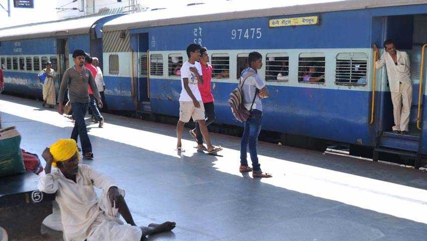 दिवाली-छठ पूजा के लिए रेलवे का तोहफा 10 से 30 नवंबर तक चलेंगी ये स्पेशल ट्रेन, जल्दी करा लें बुकिंग