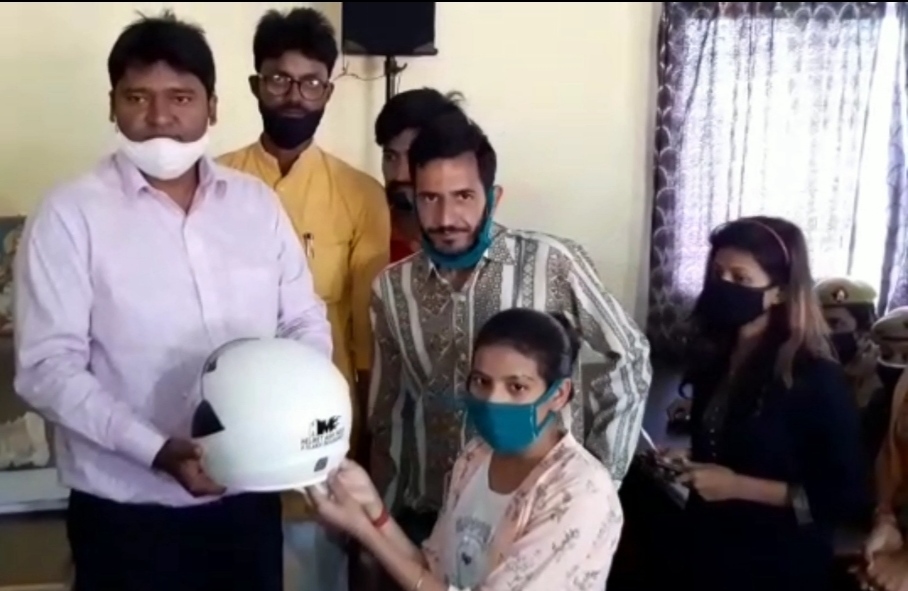 जानिए उस हेलमेट मैन की कहानी जो 2014 से बांट चुके इतने हेलमेट, आर्थिक मदद के साथ दुर्घटना बीमा भी देता