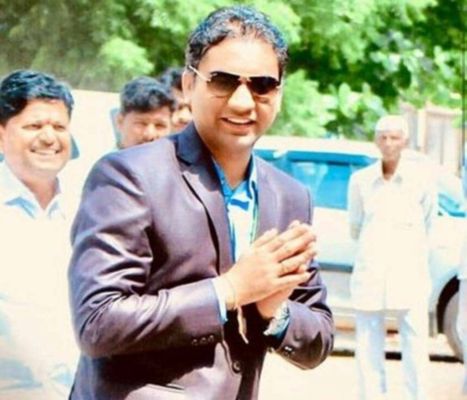 महाराष्ट्र: शराब बेचकर माँ ने पढ़ाया, बेटा पहले बना डॉक्टर, फिर कलेक्टर