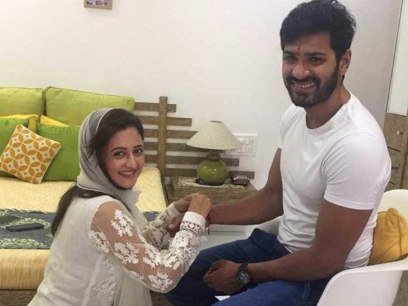 टीवी इंडस्ट्री की ये अभिनेत्रियां बांधती हैं अपने को-स्टार्स को राखी
