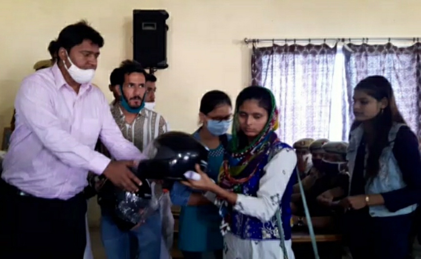 जानिए उस हेलमेट मैन की कहानी जो 2014 से बांट चुके इतने हेलमेट, आर्थिक मदद के साथ दुर्घटना बीमा भी देता