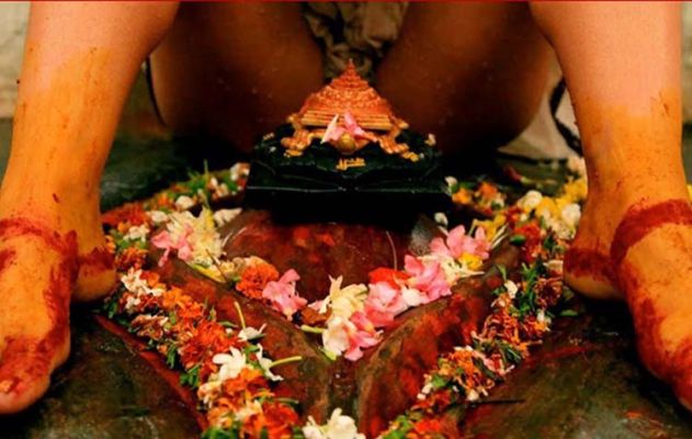 माँ कामख्या मंदिर में होते हैं कई चमत्कार, जानिए कैसे खून की तरह लाल हो जाती है ब्रह्मपुत्र नदी