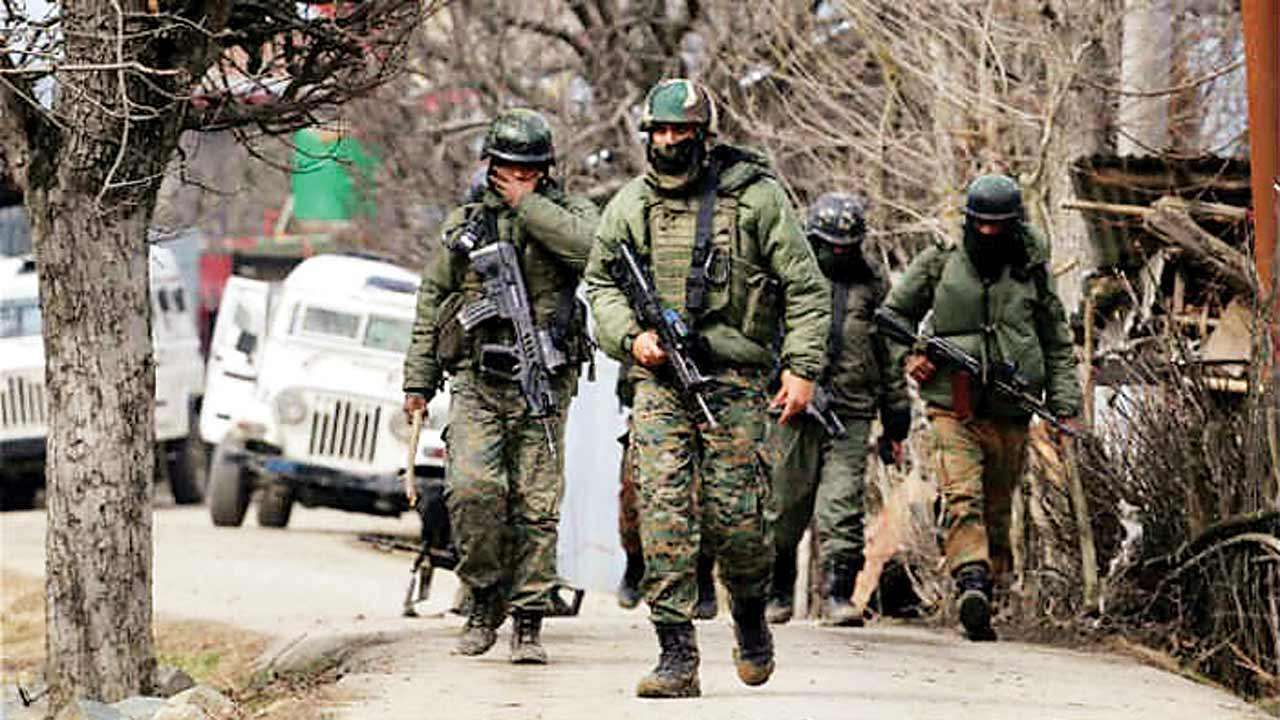 दक्षिण कश्मीर के शोपियां जिले में मुठभेड़ के दौरान 2 आतंकी हुए ढेर, 60 लाख की लूट में शामिल थे