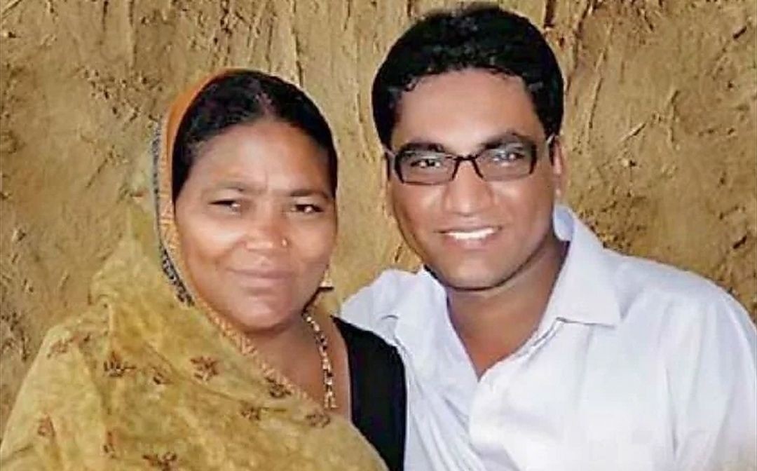 महाराष्ट्र: शराब बेचकर माँ ने पढ़ाया, बेटा पहले बना डॉक्टर, फिर कलेक्टर