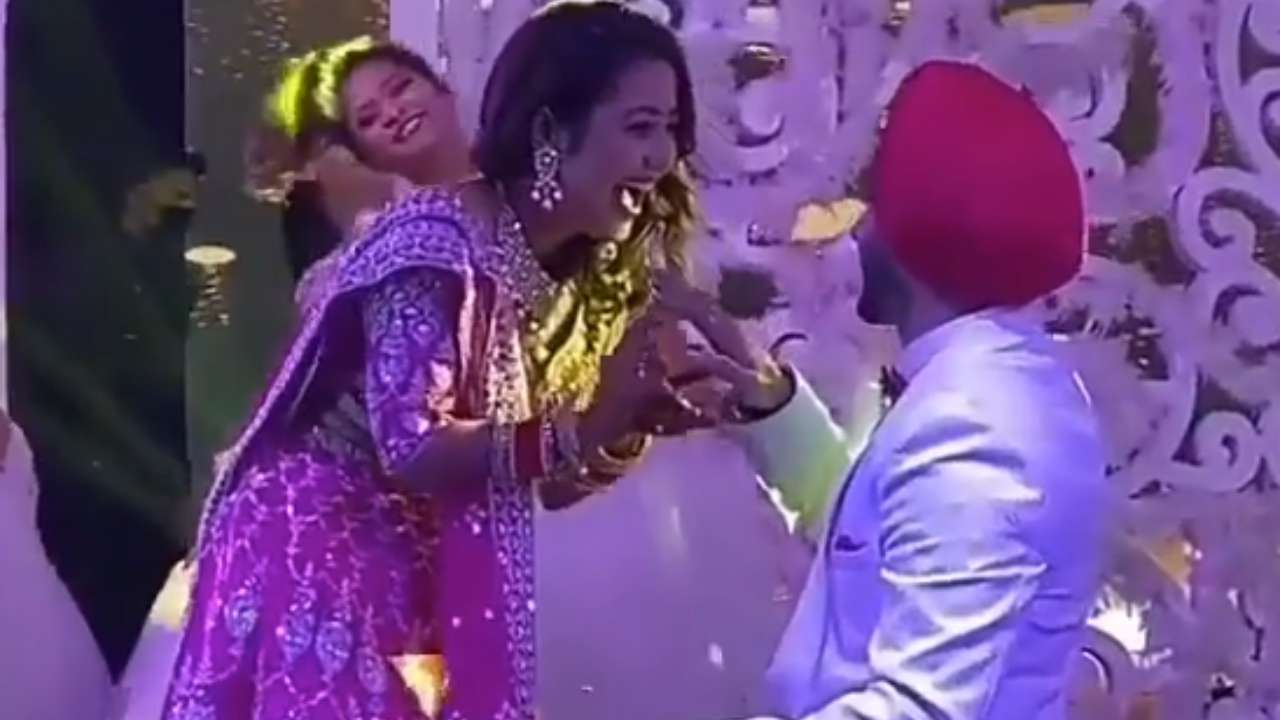 नेहा कक्कड़ ने पति के साथ किया 'कुड़ी तू चॉकलेट' पर जबरदस्त डांस, वीडियो वायरल
