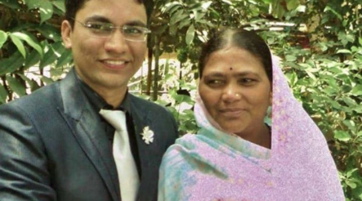 महाराष्ट्र: शराब बेचकर माँ ने पढ़ाया, बेटा पहले बना डॉक्टर, फिर कलेक्टर