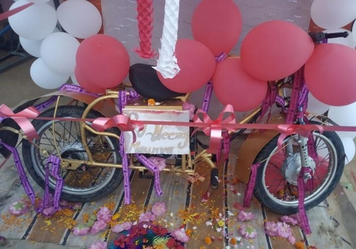 टायर पंचर की दुकान चलाने वाले के बेटे ने बना बिना पेट्रोल और डीजल के 50 किमी चलने वाली मोटरसाइकिल
