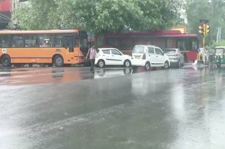 बारिश की बूंदों के साथ दिल्ली में बरसने लगा तेल, राजधानी की सड़कों पर फिसलने लगी गाड़ियां