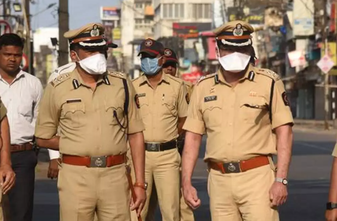 Salute! 70 साल के बुजुर्ग की जान बचाने के लिए वर्दी में ही कांस्टेबल ने कुंए में लगाई छलांग