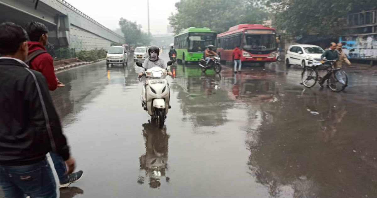 बारिश की बूंदों के साथ दिल्ली में बरसने लगा तेल, राजधानी की सड़कों पर फिसलने लगी गाड़ियां