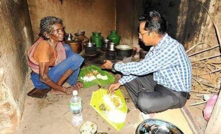 गरीब औरत के घर अचानक पहुंचे Dm साहेब, खाया खाना, जाते-जाते दिया इन्दिरा आवास और वृद्धा पेंशन