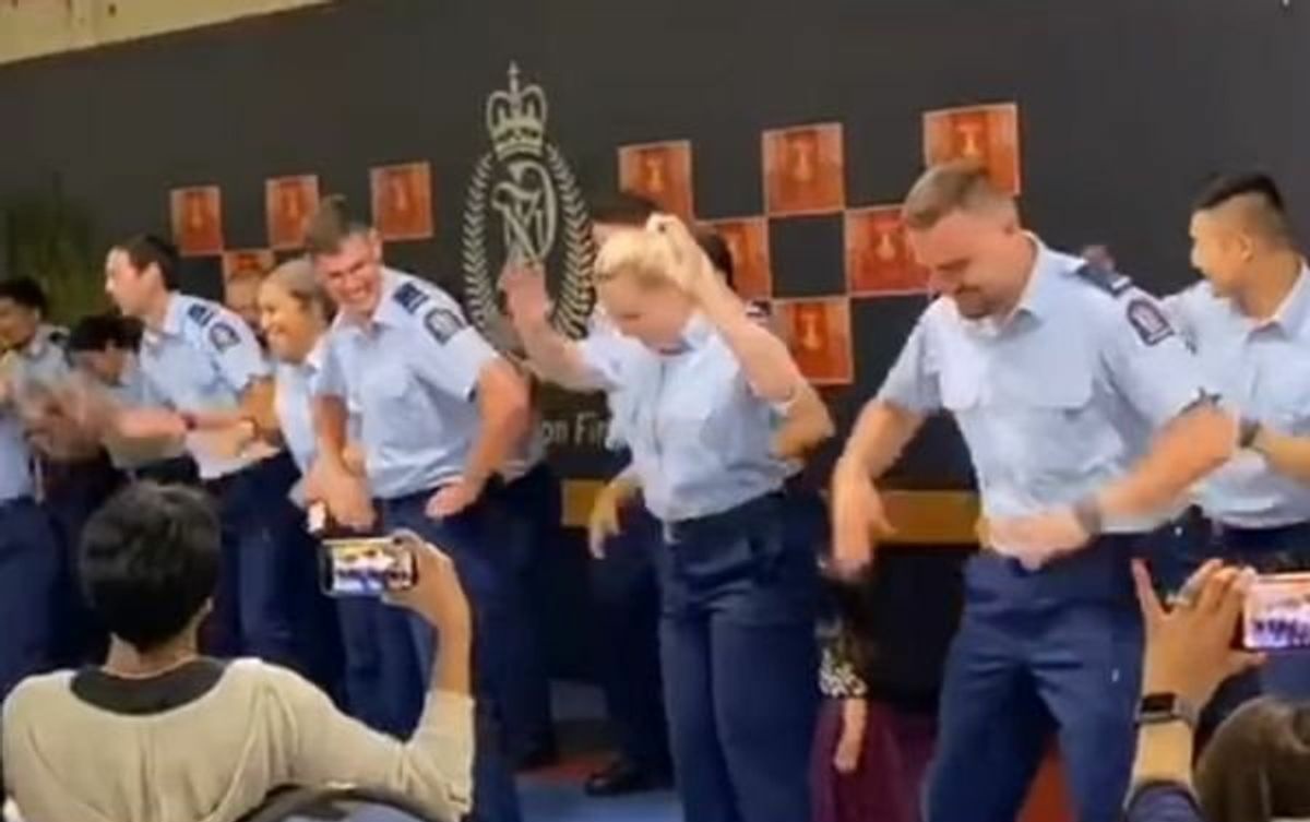 न्यूजीलैंड पुलिस ने दिवाली पर बॉलीवुड गाने पर किया डांस, देखें वीडियो
