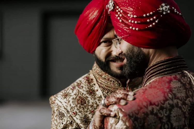 अनोखी लव स्टोरी: सोशल मीडिया पर छाई इन 2 लड़को की शादी की तस्वीरें, देखें फोटो