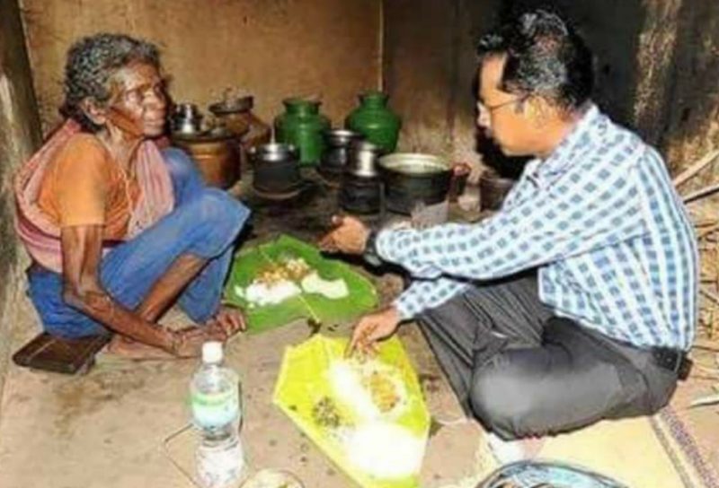 गरीब औरत के घर अचानक पहुंचे Dm साहेब, खाया खाना, जाते-जाते दिया इन्दिरा आवास और वृद्धा पेंशन