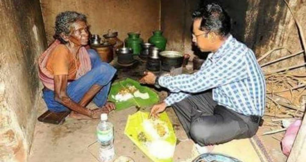 गरीब औरत के घर अचानक पहुंचे Dm साहेब, खाया खाना, जाते-जाते दिया इन्दिरा आवास और वृद्धा पेंशन